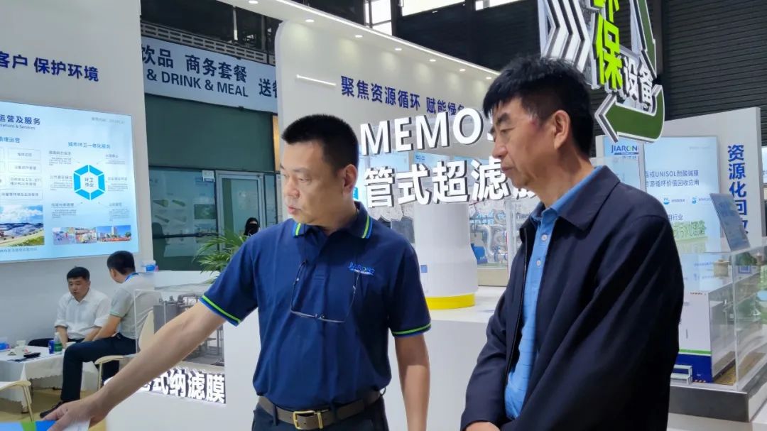 K8凯发技术总经理蒋林煜与客户交谈