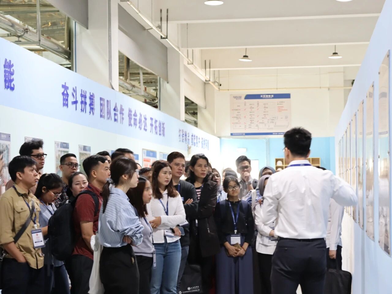 参观出产车间 参观出产车间